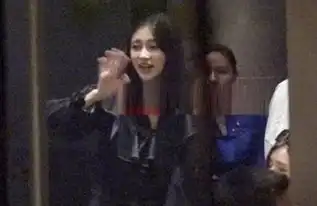  angelababy参加聚会吞云吐雾美貌不敌女性友人