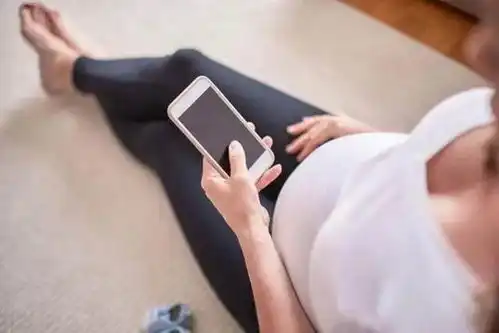  怀孕期间,孕妈经常玩手机胎儿也会害怕,多数孕妈还在犯错
