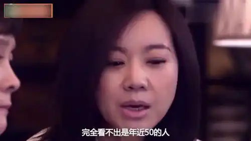  48岁闫妮近照曝光,出席某片首映,罕见穿露肩衫大秀锁骨