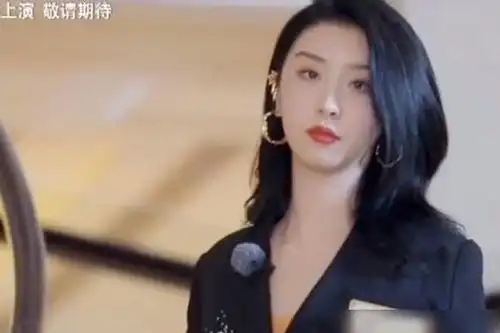  赵小棠镜头前说脏话被消音,谁注意旁边队友的表情,都懒得装了