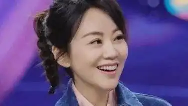  佟掌柜闫妮晒女儿毕业照,身材苗条五官清秀,女承母业进军演艺圈
