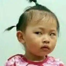  一个斜眼瞪人的小女孩,表情图