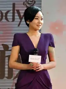  30岁熟女闫妮品位升高魅力穿衣尺度变大