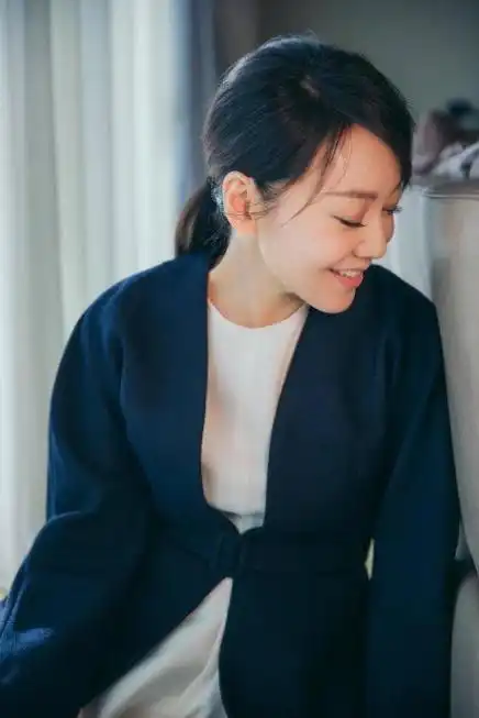  48岁闫妮写真曝光,网友称赞其完美身材貌美肤白