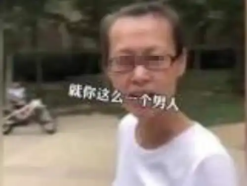  熊孩子小区用水枪射人,路人劝阻反被骂,宝妈护短冲孩子吼什么
