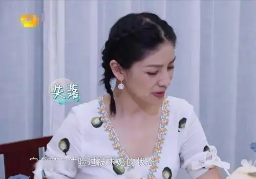  沙溢借鉴娜扎时尚风格,为老婆胡可搭配红绿背心,袁弘表情亮了