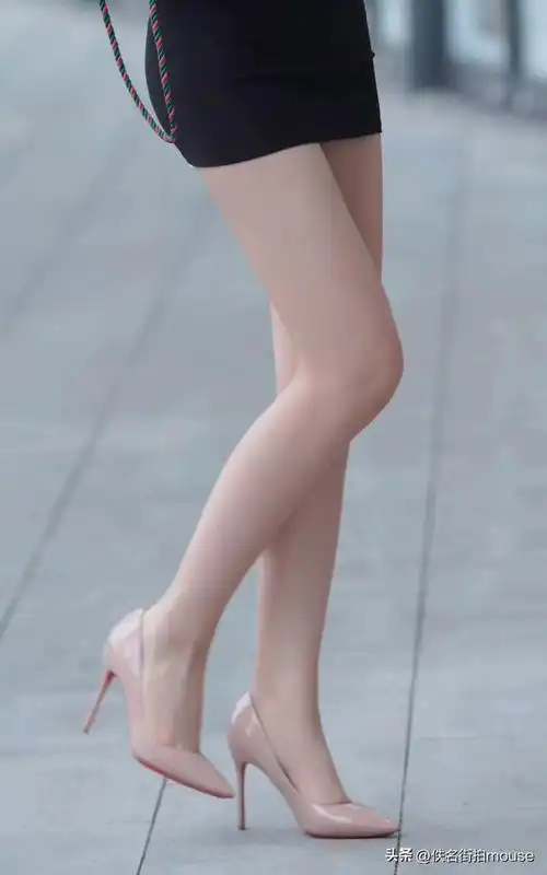  衬衫超短裙美女,高跟玉足大长腿系列,风情万种的温柔