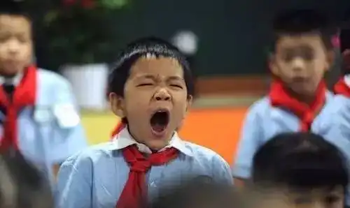 憋笑表情包小女孩开学了