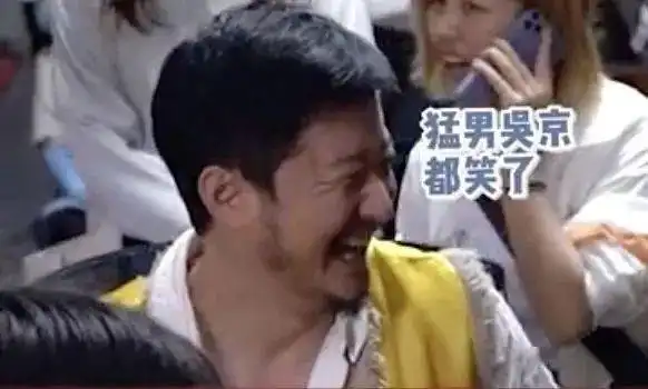  闫妮唱tfboys成名曲,跑调却不知道,角落里王源表情抢镜