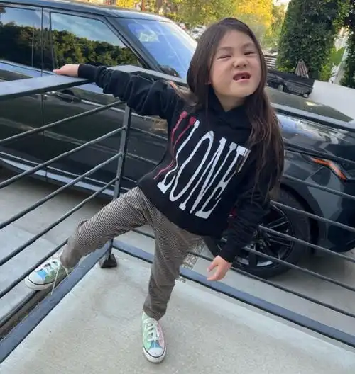  陈冠希一家人度假,秦舒培主动帮粉丝拍照,alaia被赞大美人胚子