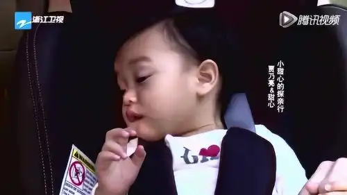  贾乃亮带甜馨回家见父母,小甜馨睡着的表情绝了,活脱脱表情包