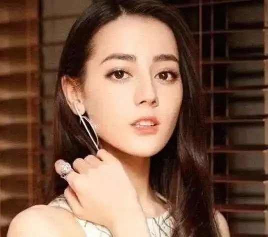 迪丽热巴配字表情包最火