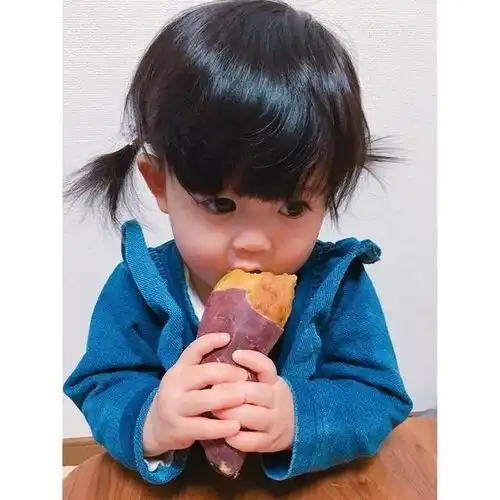  又一表情包女孩长大了,曾因超萌纸箱照爆红全网