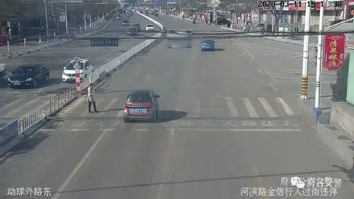  违法曝光府谷县斑马线前的违法行为又曝光了危险