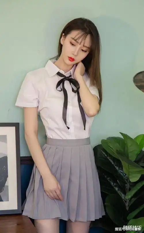  美女就这么瘫在家里面,应该是这条裙子不好穿出门吧