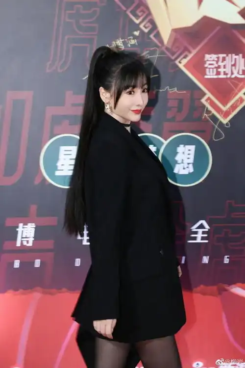  柳岩出席活动,修的一双好腿