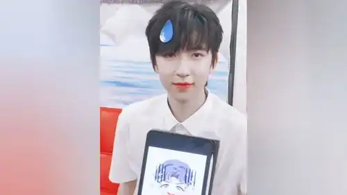  没错,这个做各种表情包的和前几天在你里戴着墨镜走的拽的不行不行的,并且凭借开卡丁车时游刃有余的表现笼络一大片少女心的