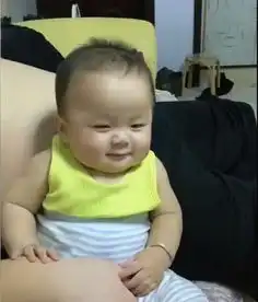  宝爸故意拿自己的袜子挑逗儿子,宝宝的表情萌翻了,好可爱