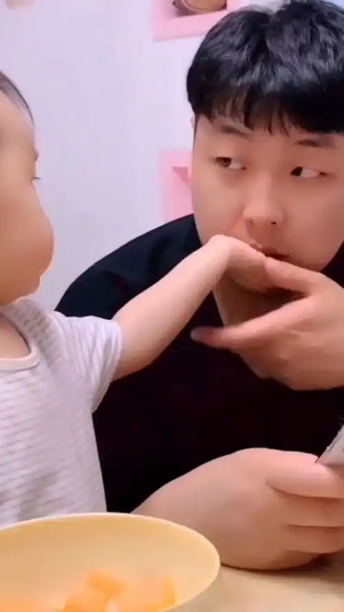  娃给奶爸分享美食,没想到是这样的,奶爸表情亮了
