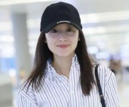  41岁董洁素颜在家包饺子动作专业太利落,一双手白皙细嫩似少女