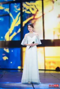  47岁闫妮像吃了防腐剂穿露肩长裙美成仙女