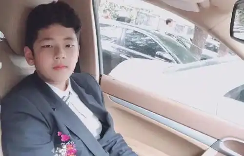  曹格女儿10岁了,当了多年表情包的她终逆袭,美到不敢认