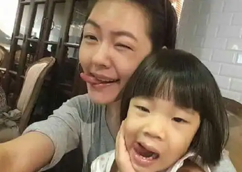  小s夸小女儿像碧昂斯,对二女儿管教太严,网友不像亲妈
