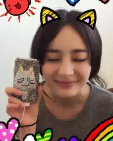  女星闭眼玩自拍,刘亦菲如睡美人,赵薇尴尬了露出法令纹