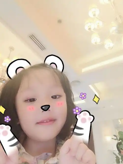  张丹峰洪欣4岁女儿爱上自拍,百变表情包软萌可爱