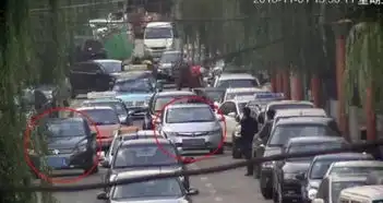  笑喷交警蜀黍把违法行人做成表情包,提醒大家遵守交规画风惊人,然而有人质疑