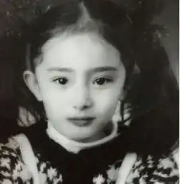  杨幂爸爸将杨幂的旧照做成了表情包,十分调皮可爱软萌软萌的