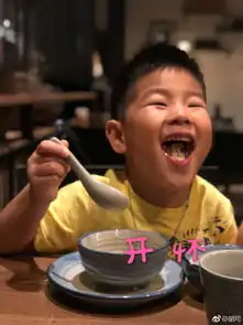  胡可晒小鱼儿搞怪表情包遗传沙溢喜剧天赋
