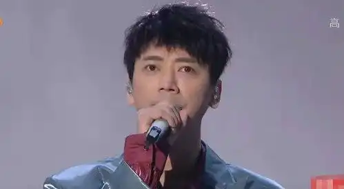  跨年晚会的尴尬场面,沈梦辰想抱何炅被忽视,陈伟霆唱歌直发抖