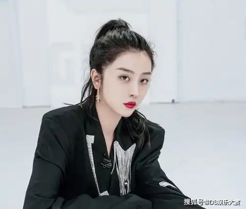  张婧仪做大表情也不会崩张婧仪戴墨镜现身首都机场表情又酷又飒走路带风